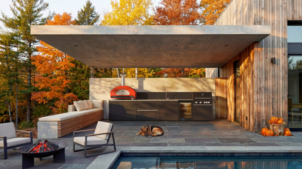 Fontana IGNES outdoor kitchen with pizza oven, sink and built-in cooking area